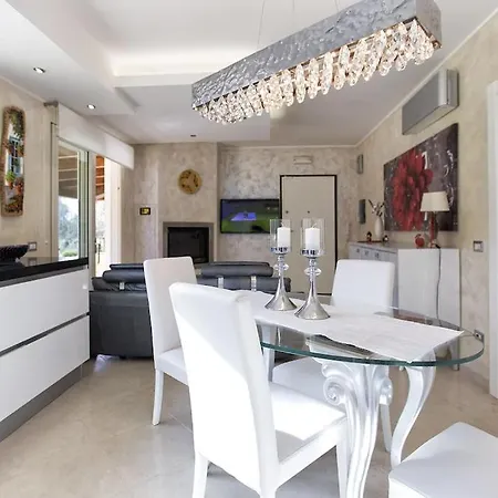 Annetta Con Piscina Per 10 Persone Con 4 Bagni E 4 Villa *